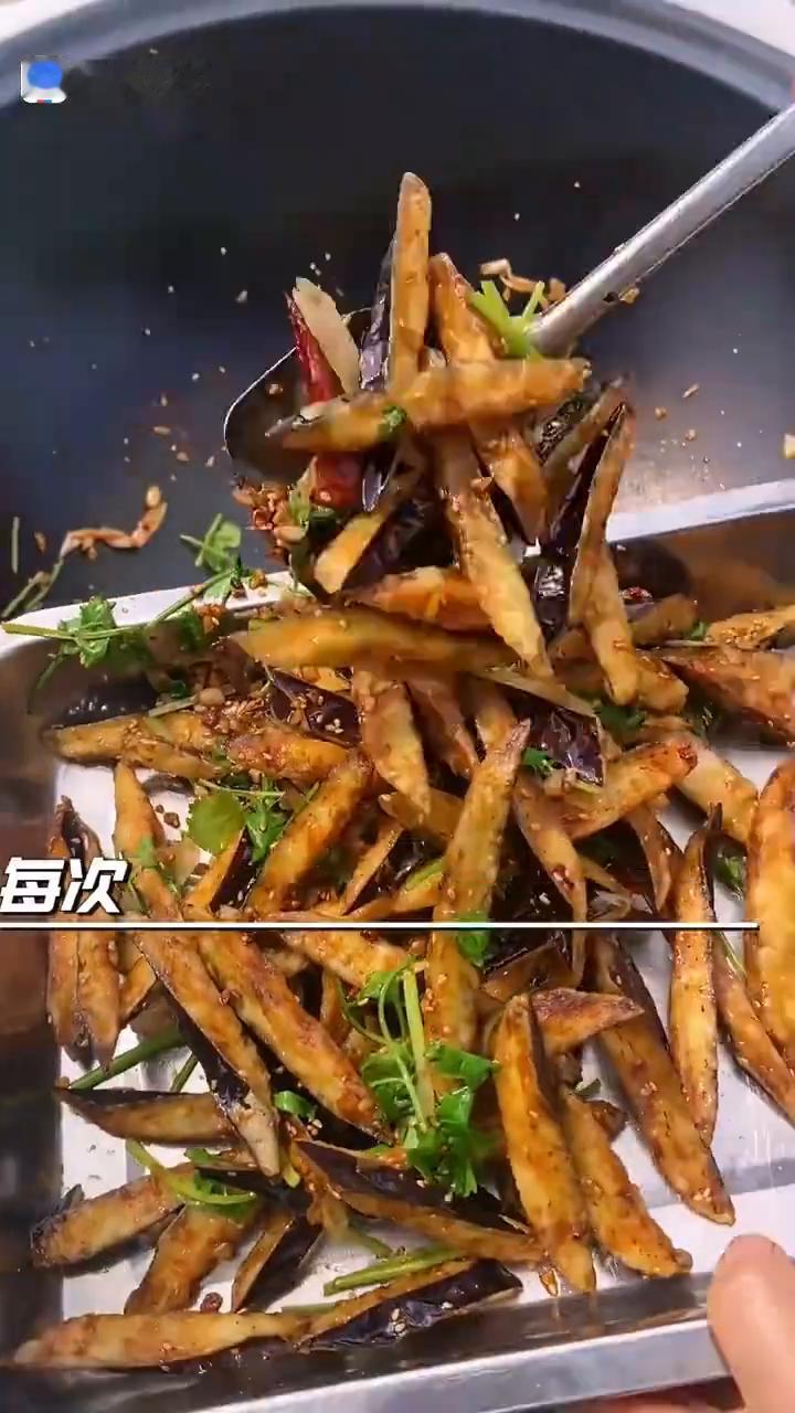 风味茄子。
我妈做的风味茄子谁还没有吃过我都会伤心的，每次端上桌都老受欢迎了。还