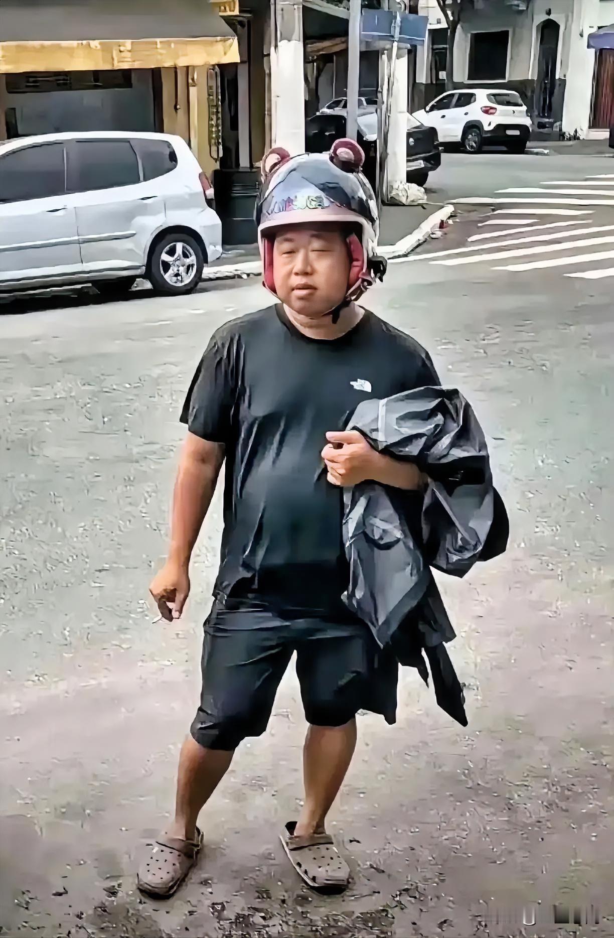 估计绝大多数人都不知道这个人是谁，看这副模样，还以为他是个农民工呢！

可如果说