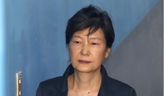 韩国政坛，真是杀疯了。尹锡悦刚被法院一审判了无期徒刑，同一天，74岁的朴槿惠养老