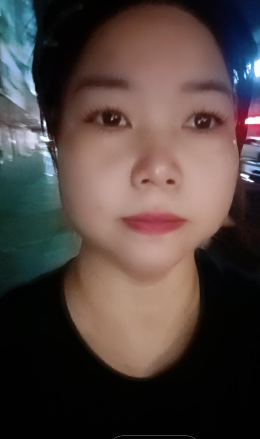 今天我要表扬一下这个男人，我出去吃宵夜的时候，有一对夫妻在这里吃宵夜，可能是隔壁