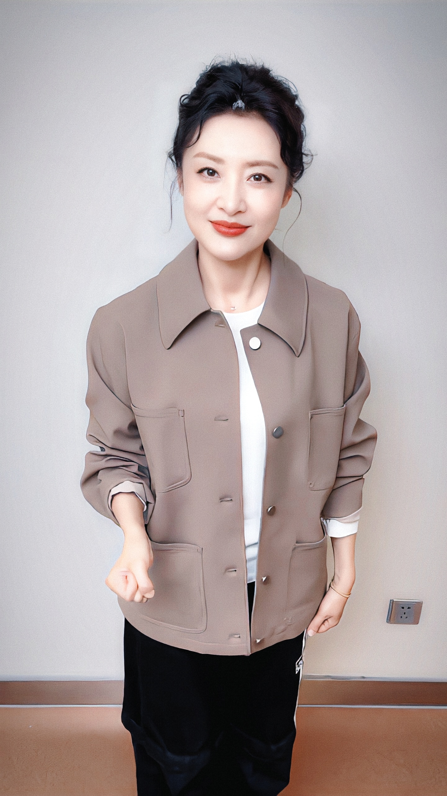 上海啊[舔屏][舔屏] 哇哇哇，其实我想问 线上可以看嘛？ ​​​