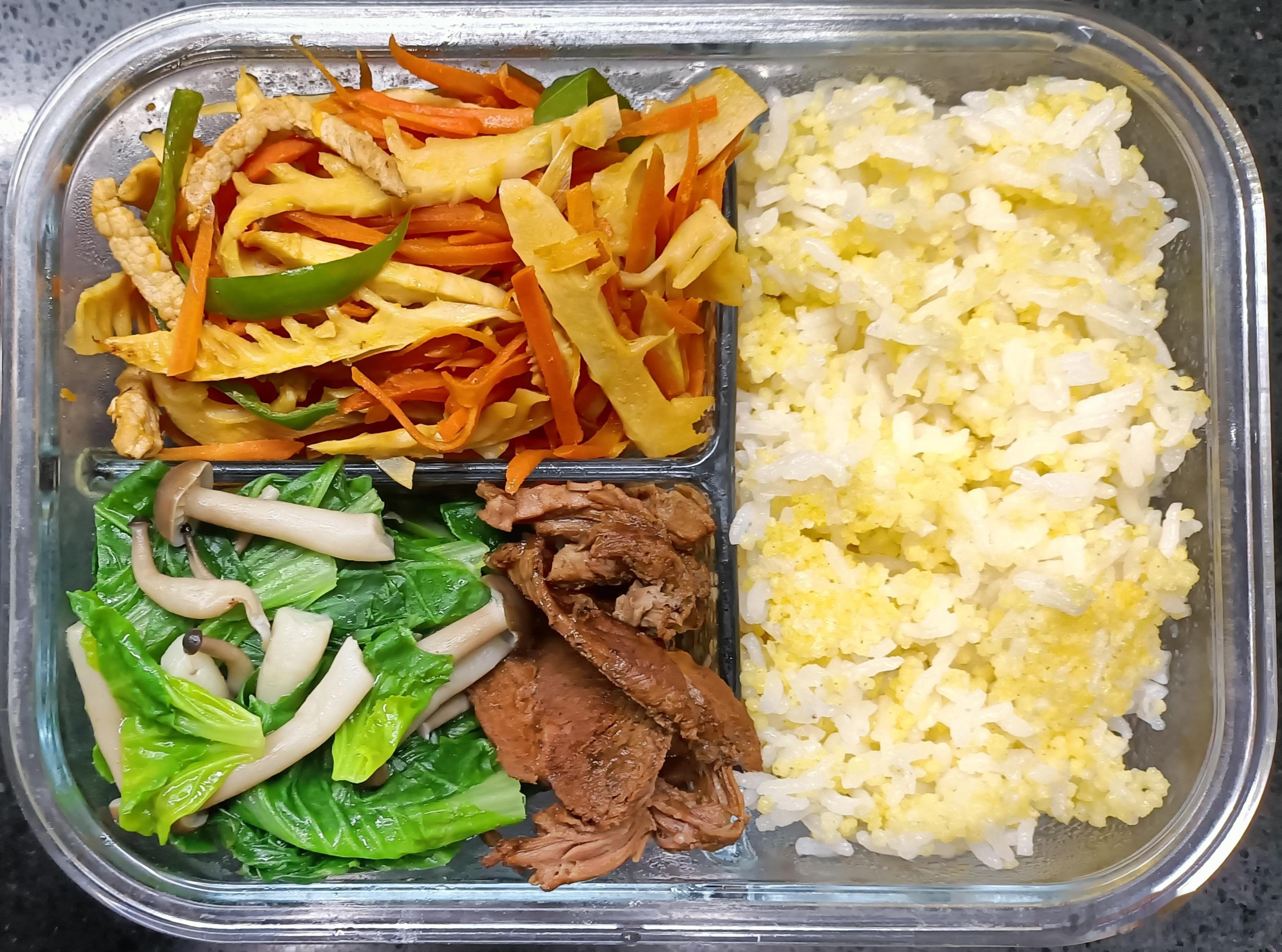 #儿子的午餐##这个问题吃什么# 二米饭，胡萝卜竹笋辣椒丝，水油煮海鲜菇小白菜，
