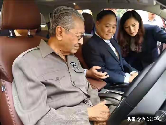 记者问李书福，你怎么应对现在新能源行业的内卷式的竞争？他说内卷式的竞争现在已经比