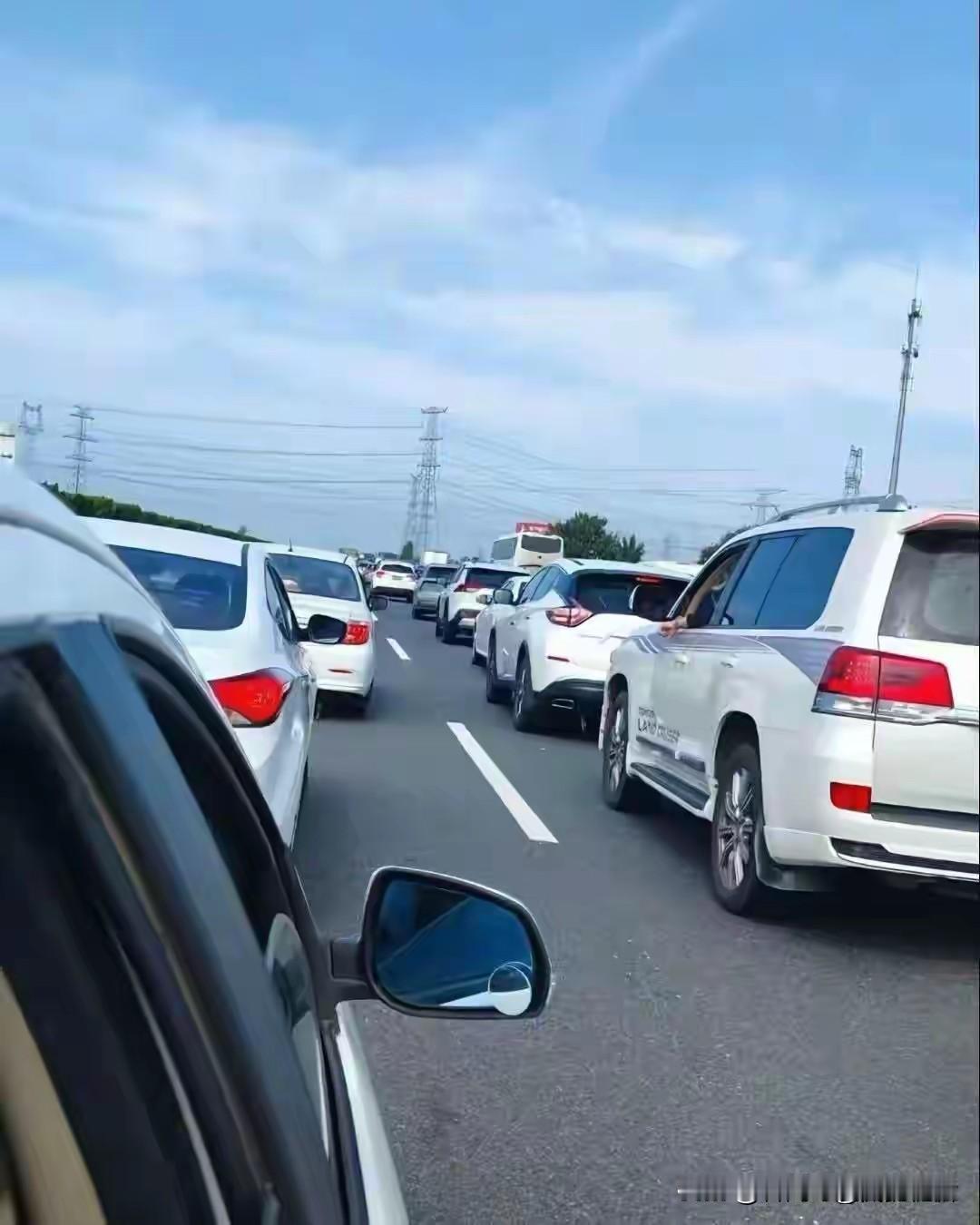 强子这波“秋风”刮得确实精妙。和外卖小哥共饮一杯酒，不只是姿态，更是实打实的策略