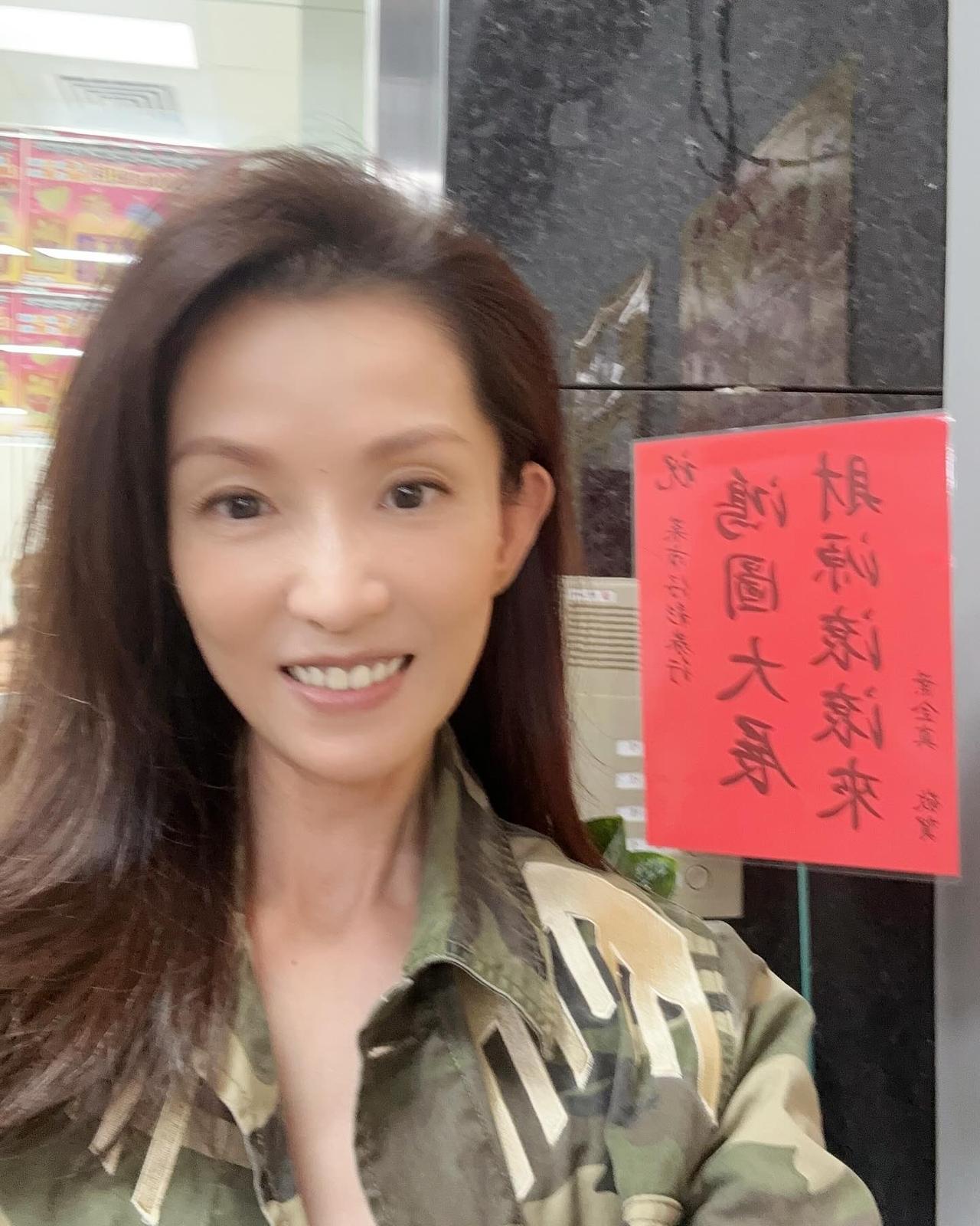 她当年在香港拍过很多部电影，年轻时期的颜值真的很好看，今年都已经53岁，可惜一直