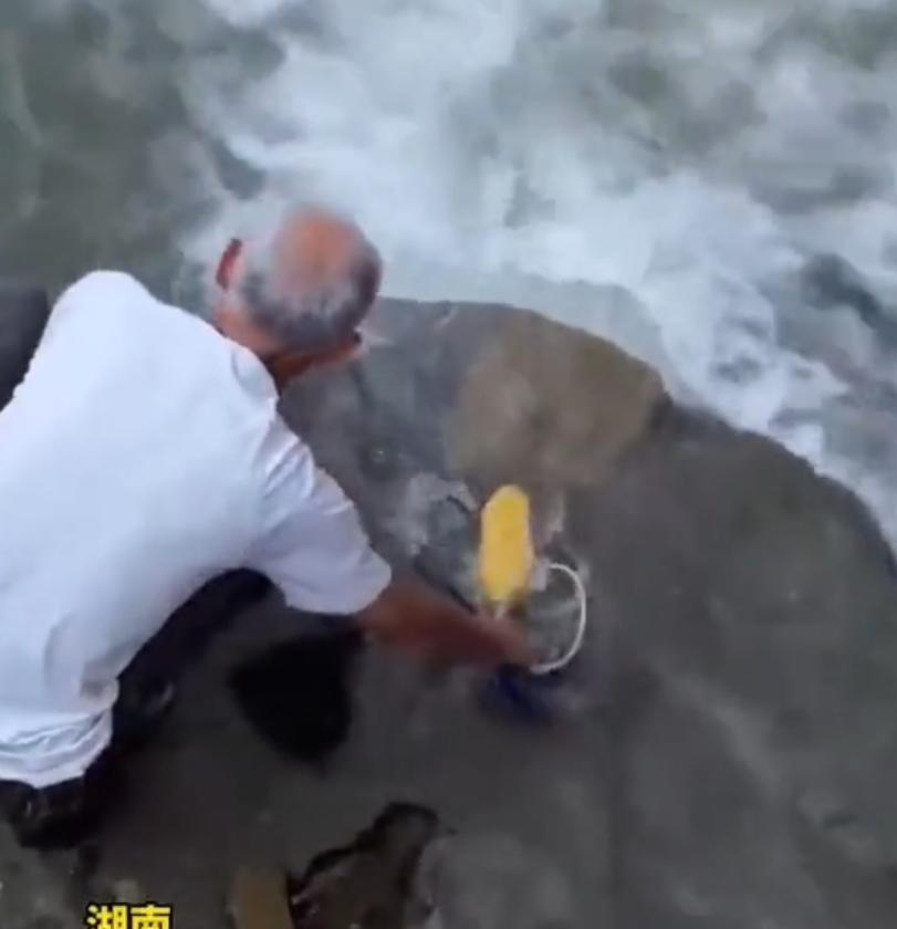 不知者无畏！8月10日观威海报道，湖南一位洁癖大爷，因嫌插排缝隙积灰难以清理，竟
