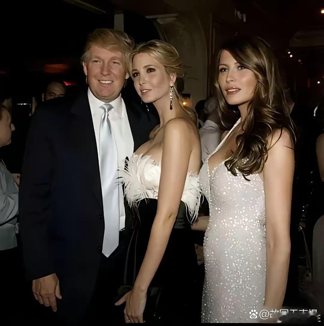 这张合影定格了特朗普、梅拉尼娅与伊万卡同出席活动的瞬间。彼时梅拉尼娅尚未与特朗普