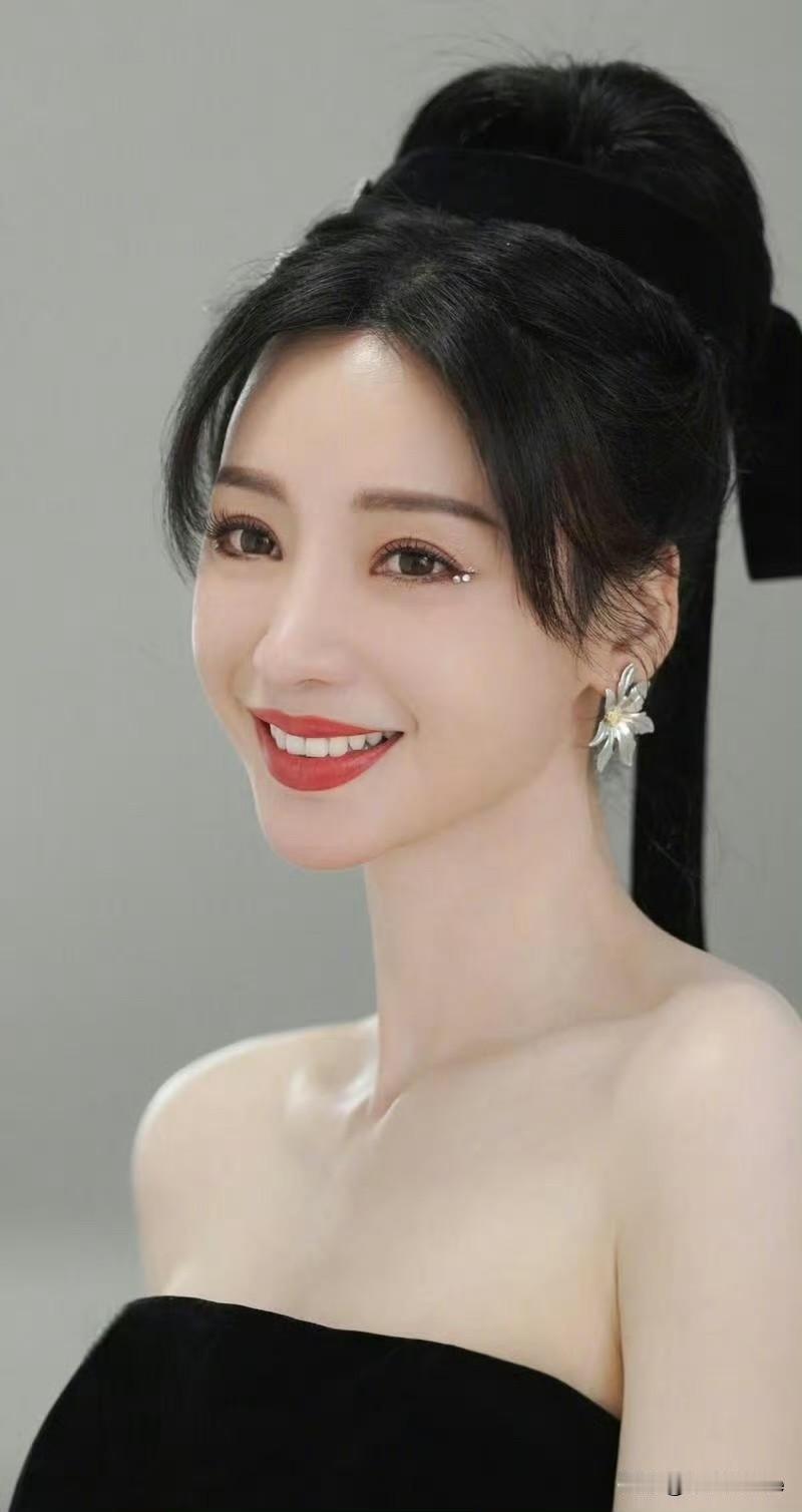 5月13日，柳岩没事吧？去年娱记拍到柳岩现身医院后，柳岩消失在大众视野近一年，毫