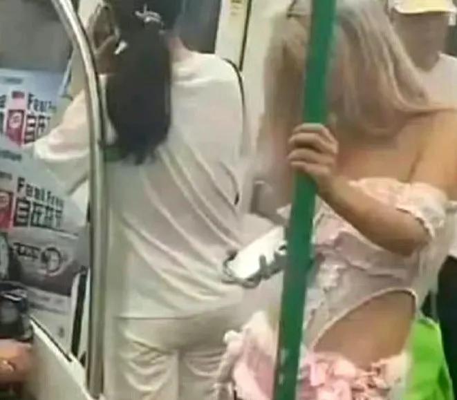 自己家女儿穿成这样坐地铁真是丢死人了