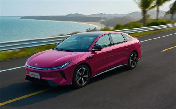 【大空间越级纯电家轿！北汽极狐S3开启预售： 6.48万元起】北汽极狐S3正式开