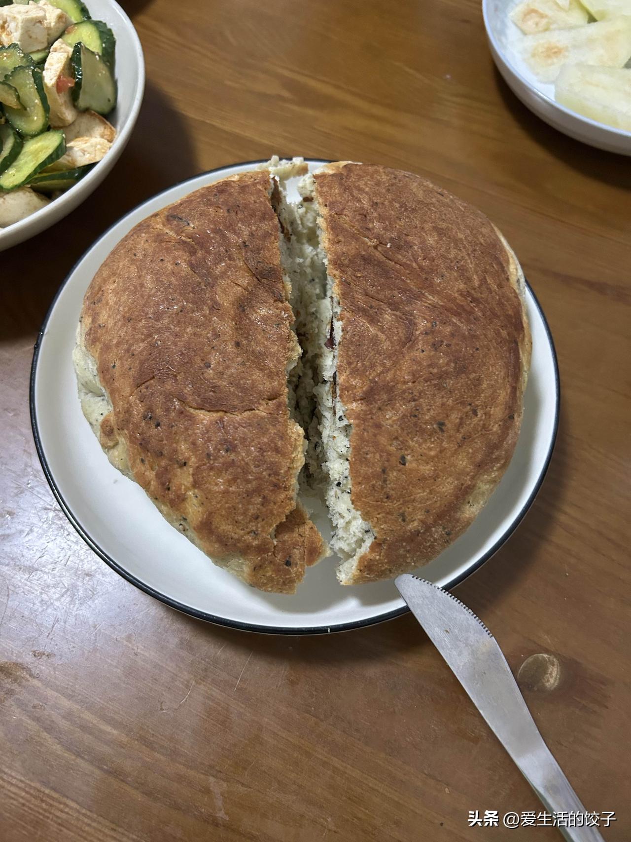 突发奇想，打算用电饭煲在家烤面包。

特意备好面包粉、黑芝麻，先把黑芝麻碾碎备用