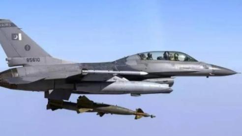 巴基斯坦飞行员曾经有个私下说法：中国战机是 "穷人的 F-16"，凑合能用，但真