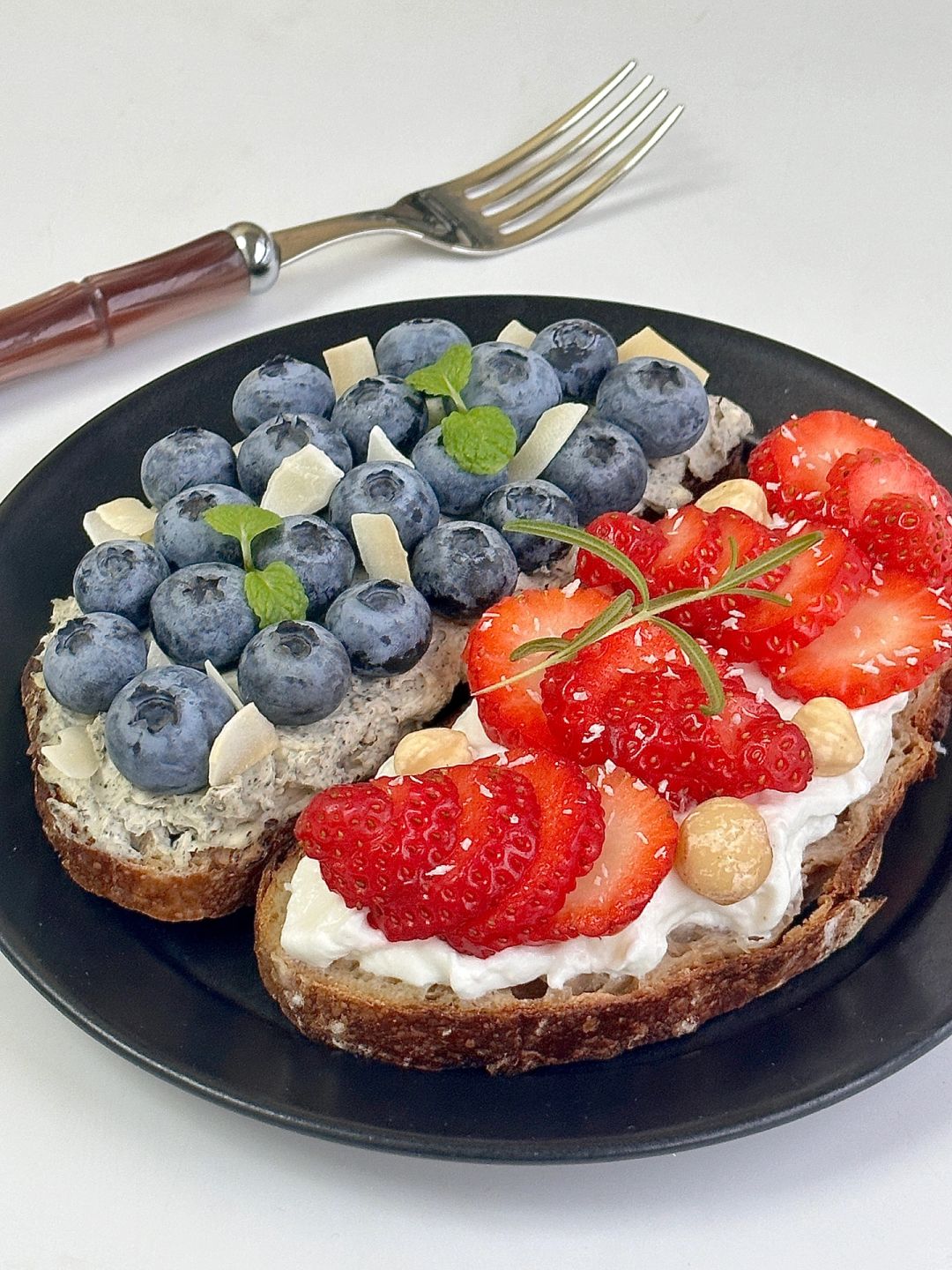 元气早餐｜黑芝麻奶酪蓝莓&草莓开放式三明治