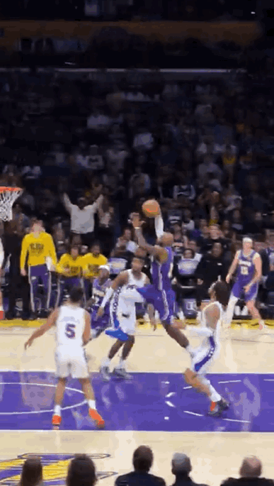 老詹姆斯还能飞！而且还有滑翔！儿子布朗尼站起来鼓掌👏
湖人有惊无险，也是一波三