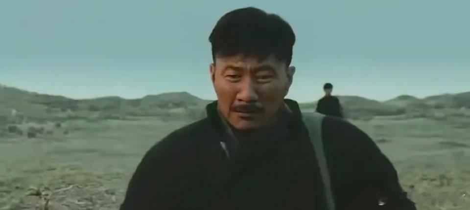 归队：老妈妈摸索着摸到炕沿，枯瘦的手在空气中虚抓了两下，终于碰到汤德远的胳膊。“