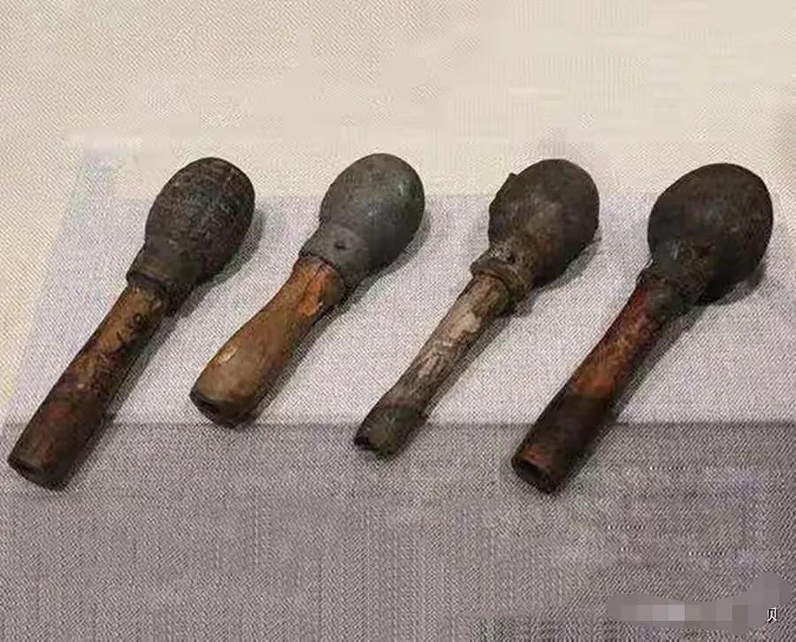 图片中是当年抗战期间我边区兵工厂制作的土手榴弹，你们可不要小看这土制手榴弹，我们