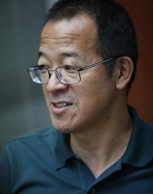 俞敏洪抛出惊人言论，他说：“我有两个大学男同学已经死了，都是家庭条件很好，但俩人