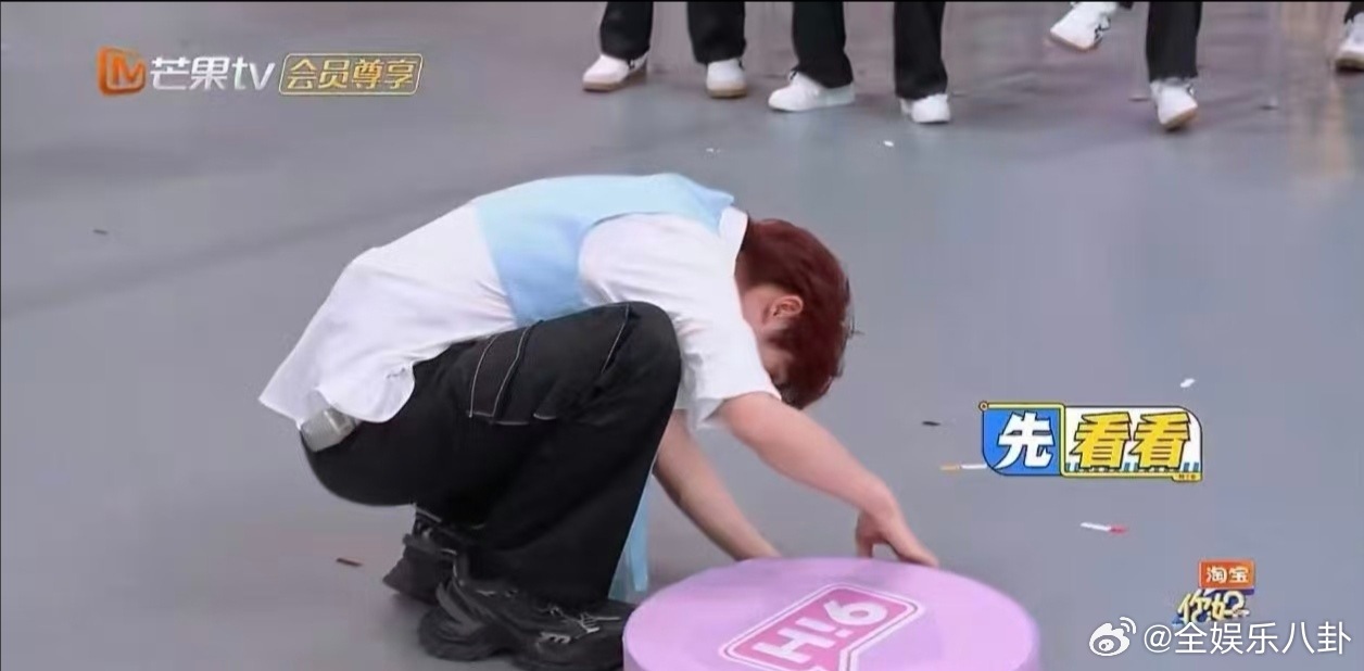 魔术师估计都愣了一下，见过捧场的没见过这么“砸场子”的！丁程鑫的综艺感直接拉满。