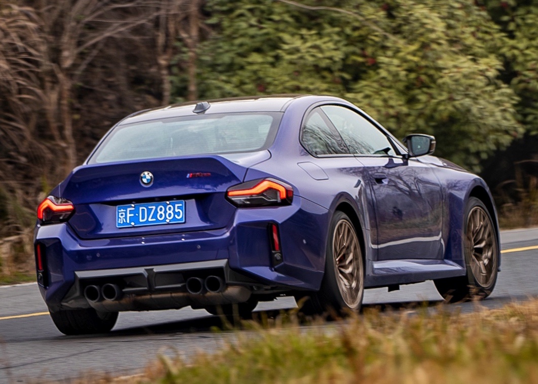 到家了。除了中午花4分钟吃了0.7个汉堡，今天在M2CS上足足呆了11个小时，不