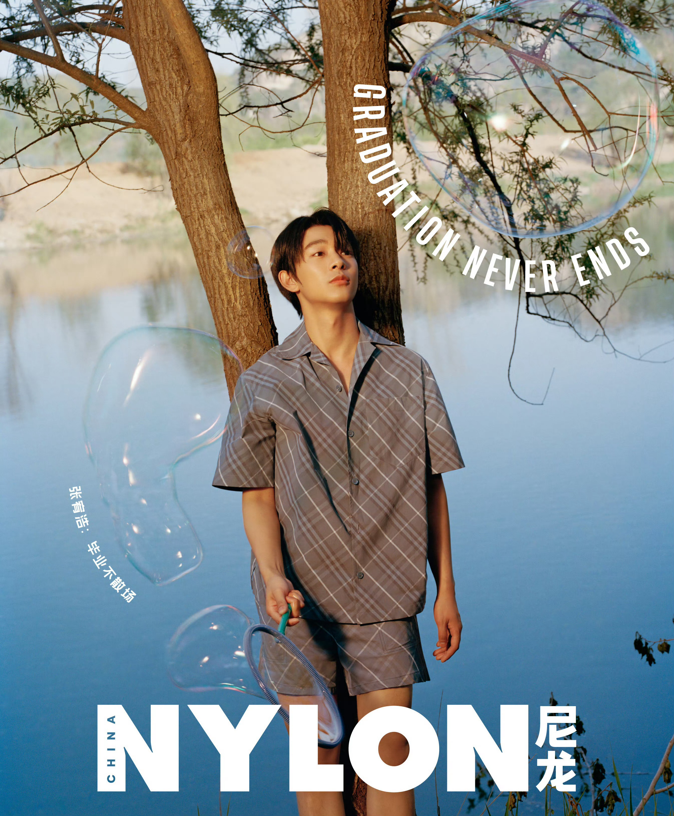 张宥浩登上《NYLON尼龙》五月刊封面，再次带来和英伦奢牌Burberry的合作