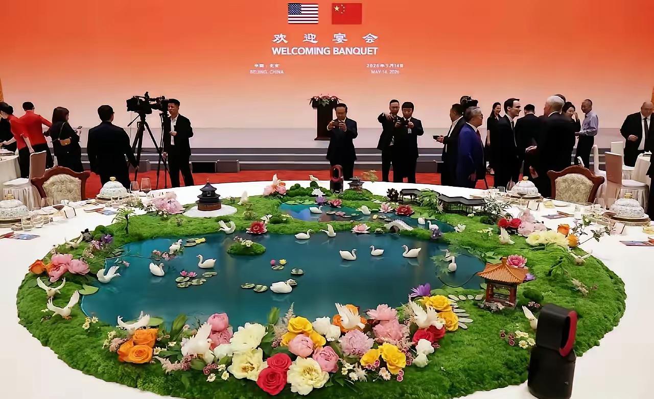 昨晚这场举世瞩目的高规格欢迎国宴，全网本来都在盯着马斯克、黄仁勋、库克这些世界级
