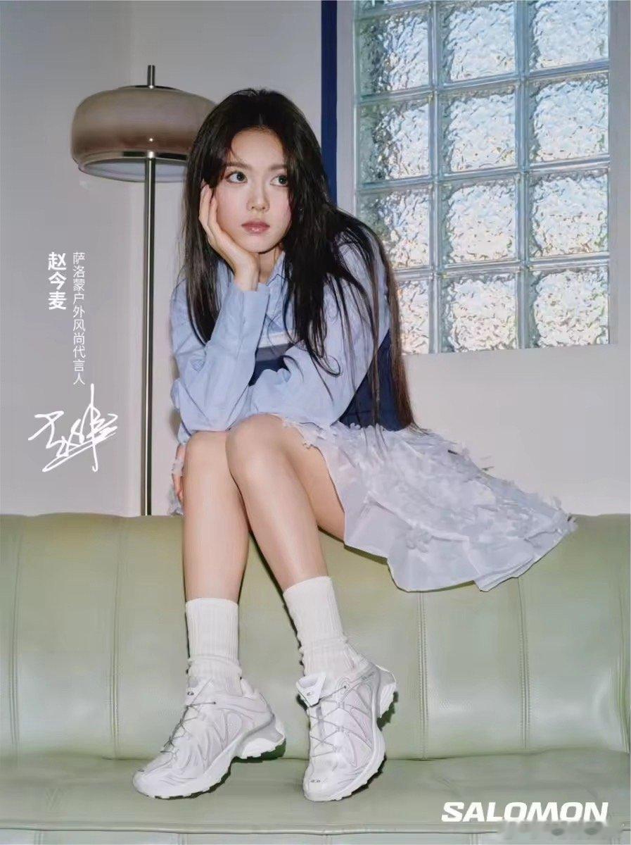 赵今麦这次的造型我给打满分！「萨门少女」的户外风被她穿出了法式慵懒感，尤其是脚上