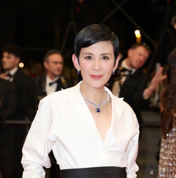 原来，外国人看亚洲人也会脸盲啊，戛纳红毯官方镜头的解说员，居然将吴君如认成了章子