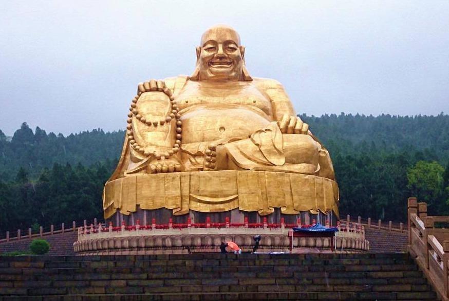 济南著名的千佛山名字来源有两种说法，究竟哪种说法更真实可信呢？
公元399年，东
