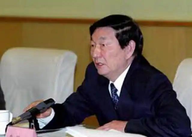 2001年3月6日，江西万载县芳林小学发生爆炸，三十多个孩子没了。记者追着朱镕基