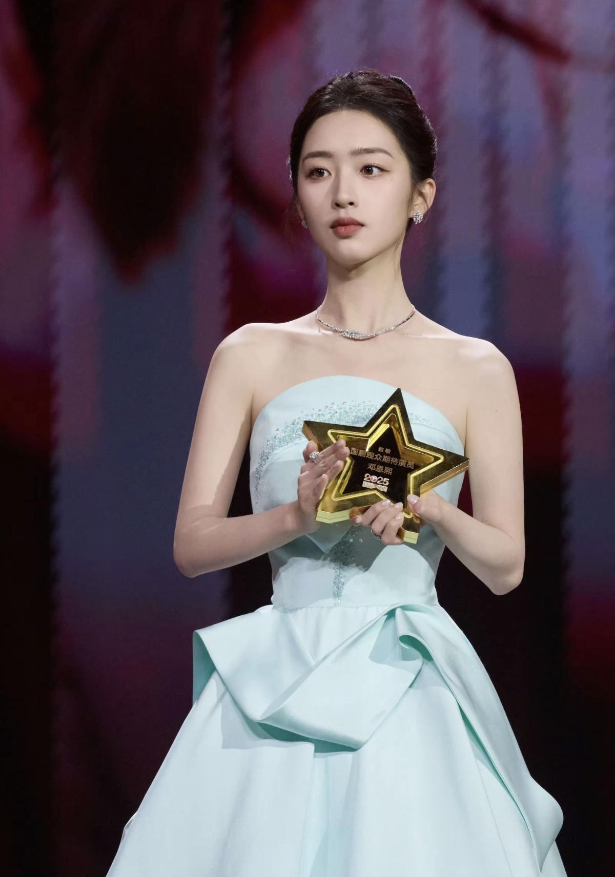 期待邓恩熙的花开锦绣[比心]端庄大气，落落大方[加一] 好美的恩熙[舔屏]娱乐明