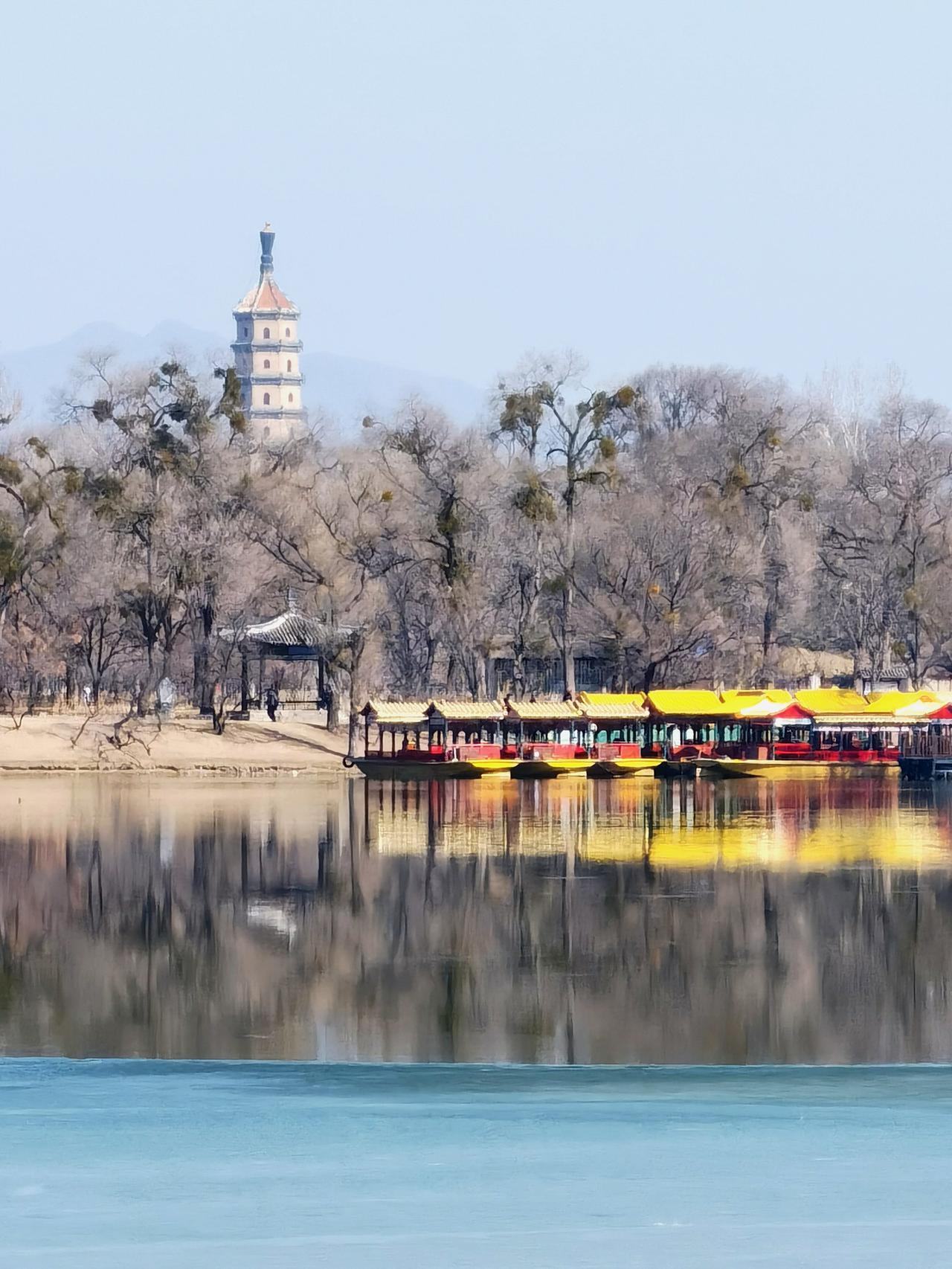 承德和北京相距200公里，春天晚来20天。

北京网上铺天盖地的是春花烂漫，国家