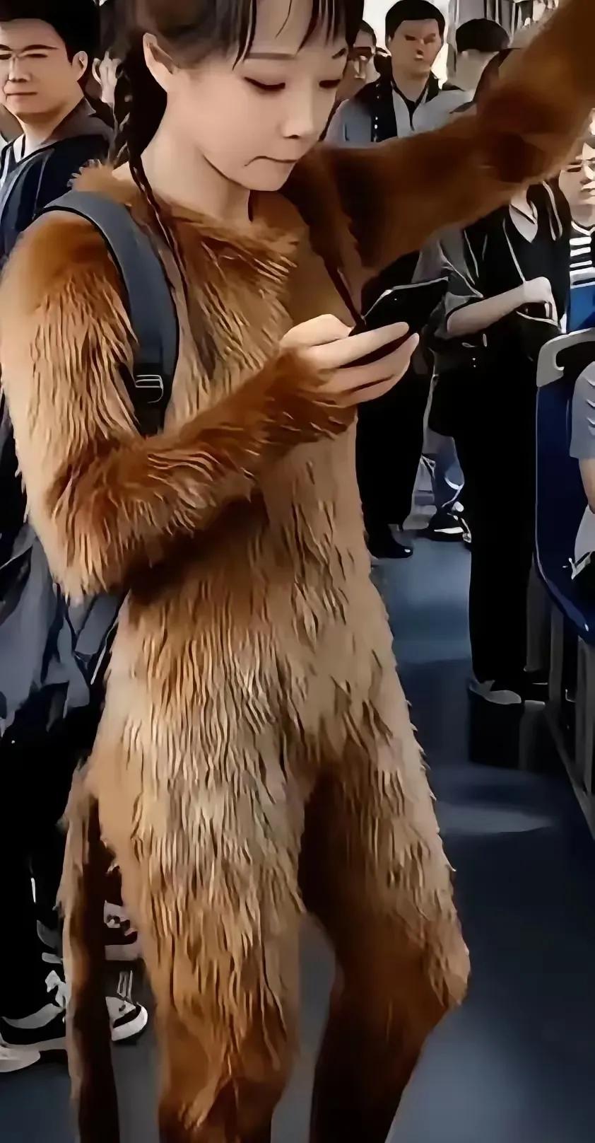 刚挤上公交车，一抬头被眼前毛茸茸的东西吓了一跳！原来是位美女穿的毛皮衣服，还有个