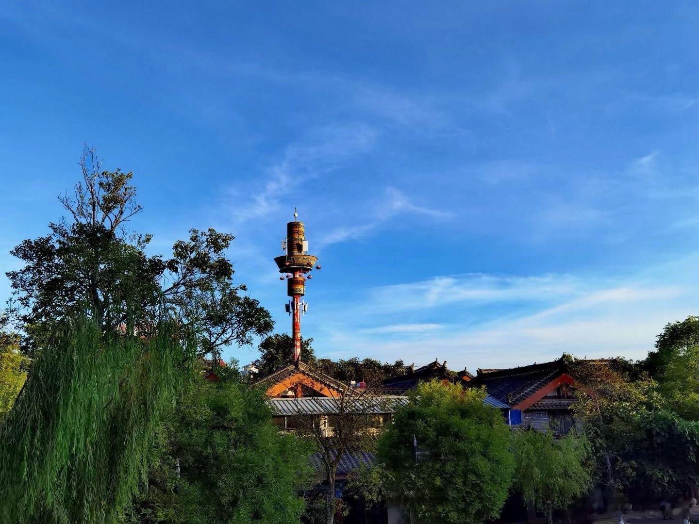 清晨，这古镇忽就褪然变身：重檐青瓦，小桥垂柳，一派的江南水色，清幽而宁静。只是彝