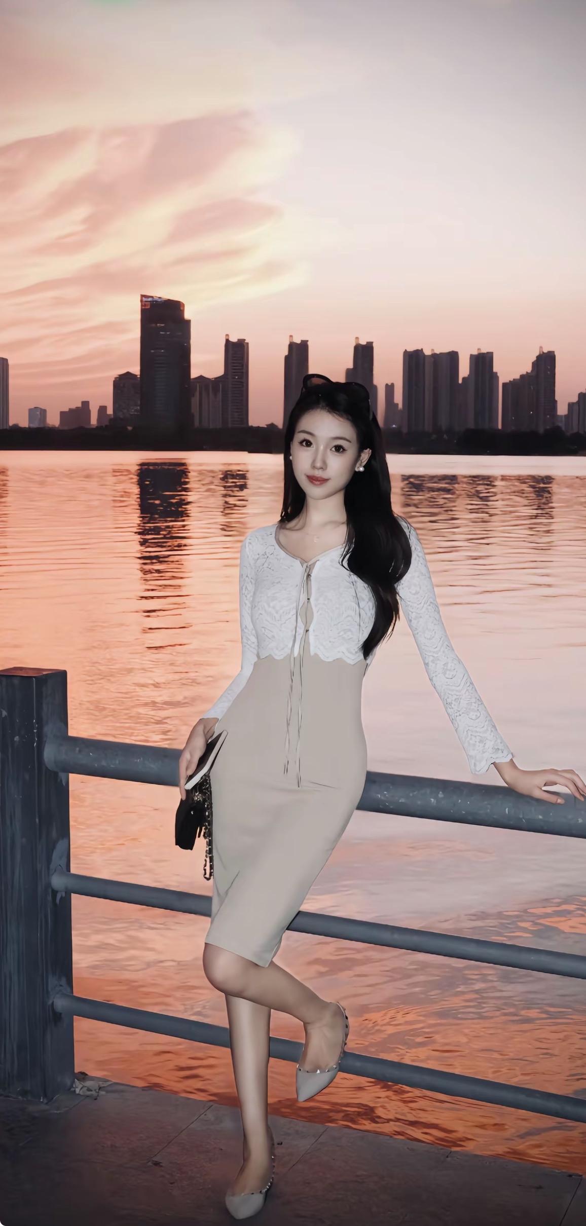 都市黄昏下，时尚穿搭与城市天际线的搭配简直绝了。
简约细链和低调包袋，细节精致。
