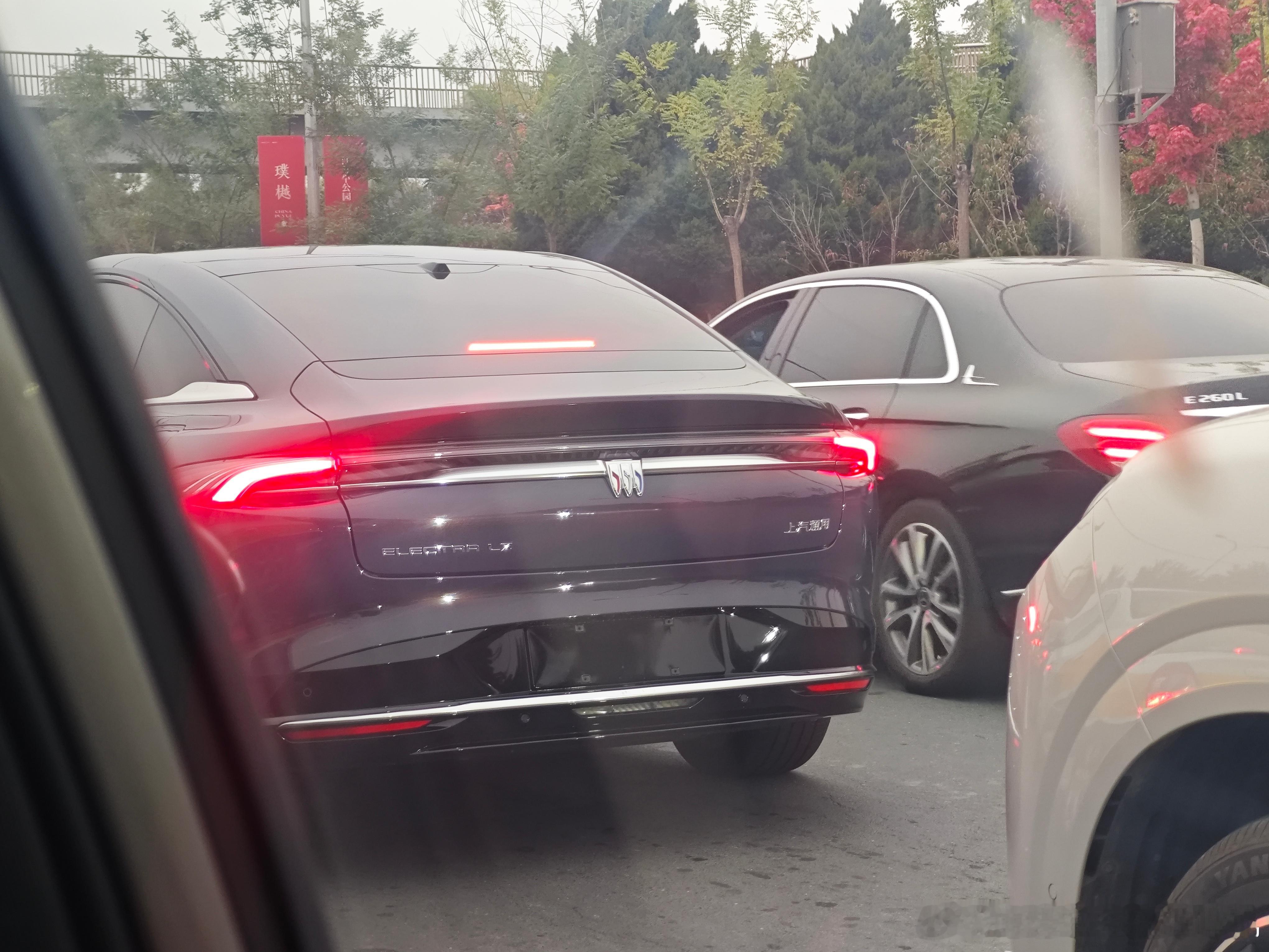 第一次见到路上的别克至境L7，尾灯还是挺特别的[吃瓜]别克至境l7 ​​​