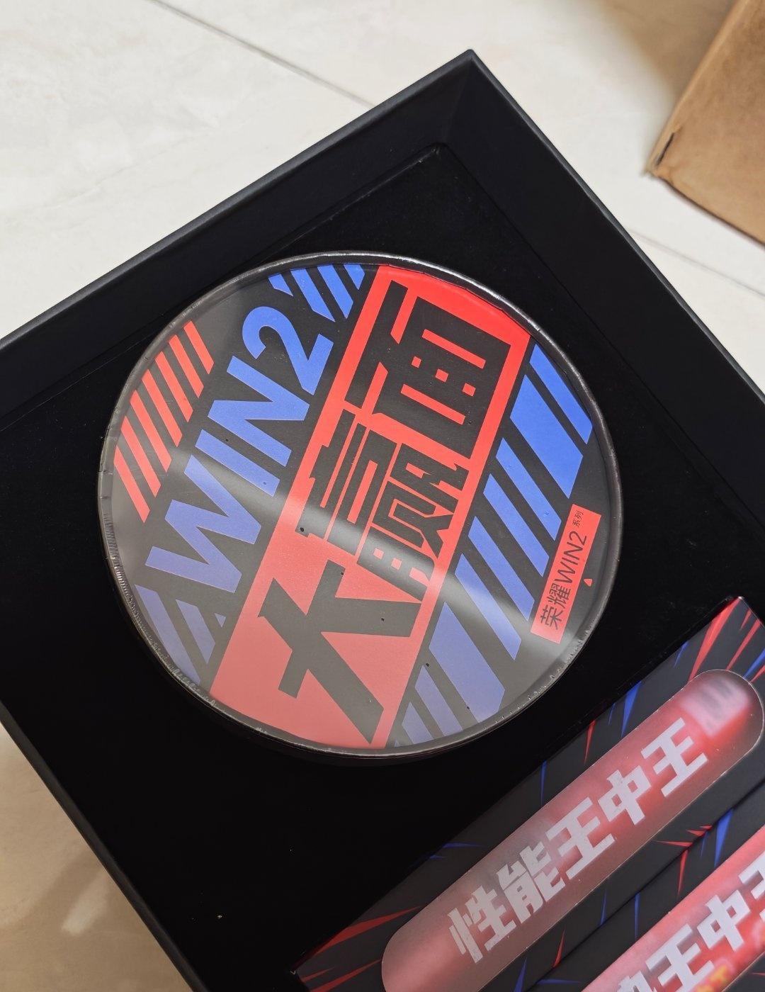 荣耀WIN系列的邀请函是真的挺会整活。

去年WIN初代发布前，直接给媒体寄了三