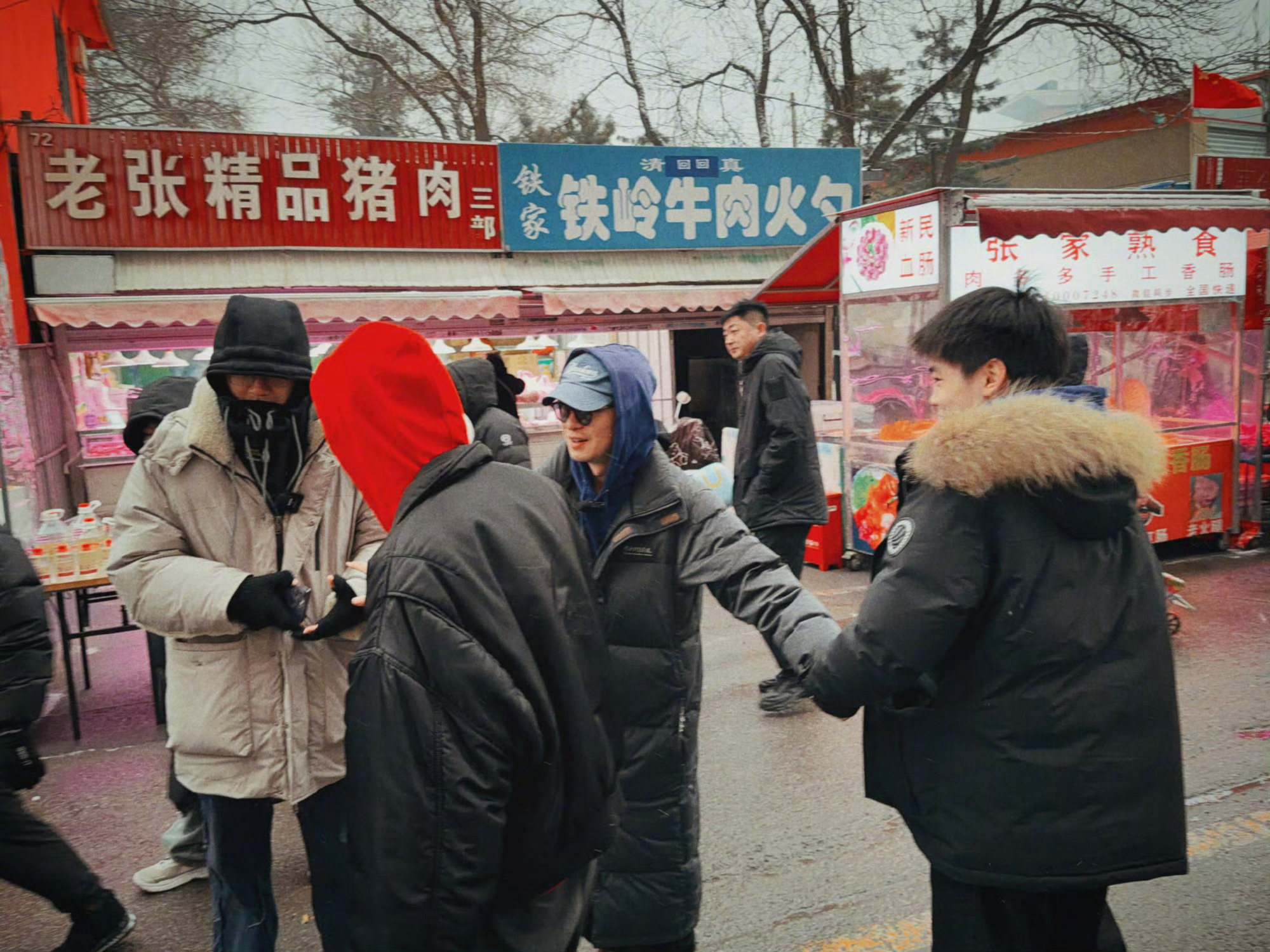 偶遇刘昊然董子健逛东北早市 起猛了！早市烟火气里混进两大帅哥这波早起打卡也太接地