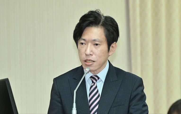国民党主席郑丽文8日表示，在台湾要通过和平统一的公投非常困难。对此，台行政机构秘