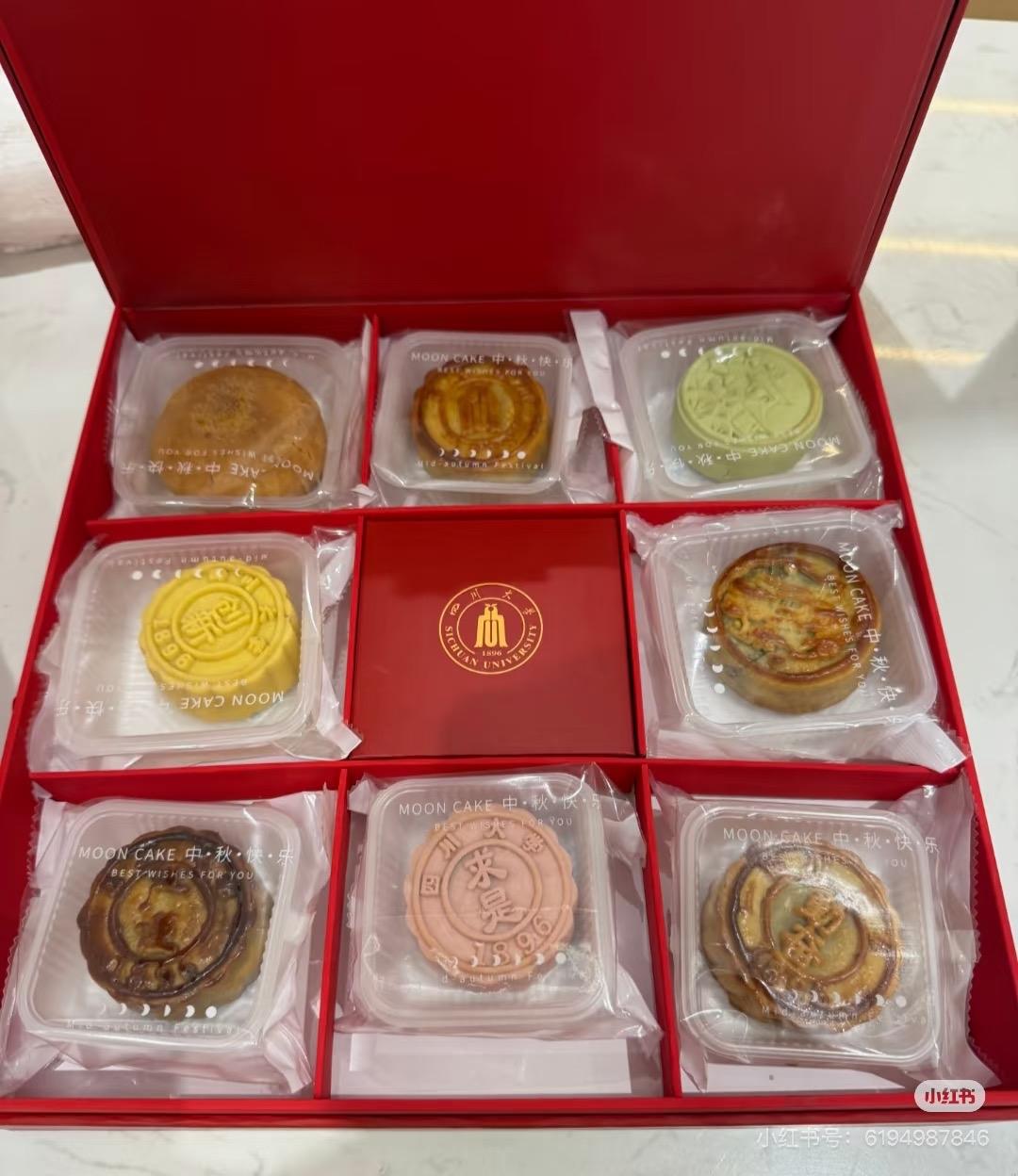 又到中秋节了！今天下班去超市逛了一圈，到处是中秋节的气息
商场里摆好了各种礼盒方