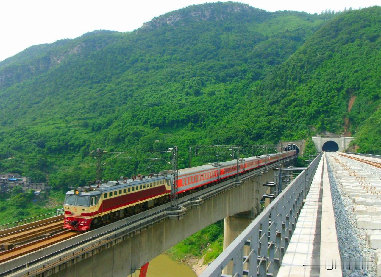 2013年6月在北碚嘉陵江观音峡所拍，这是在当时还在施工中的兰渝铁路桐子林嘉陵江