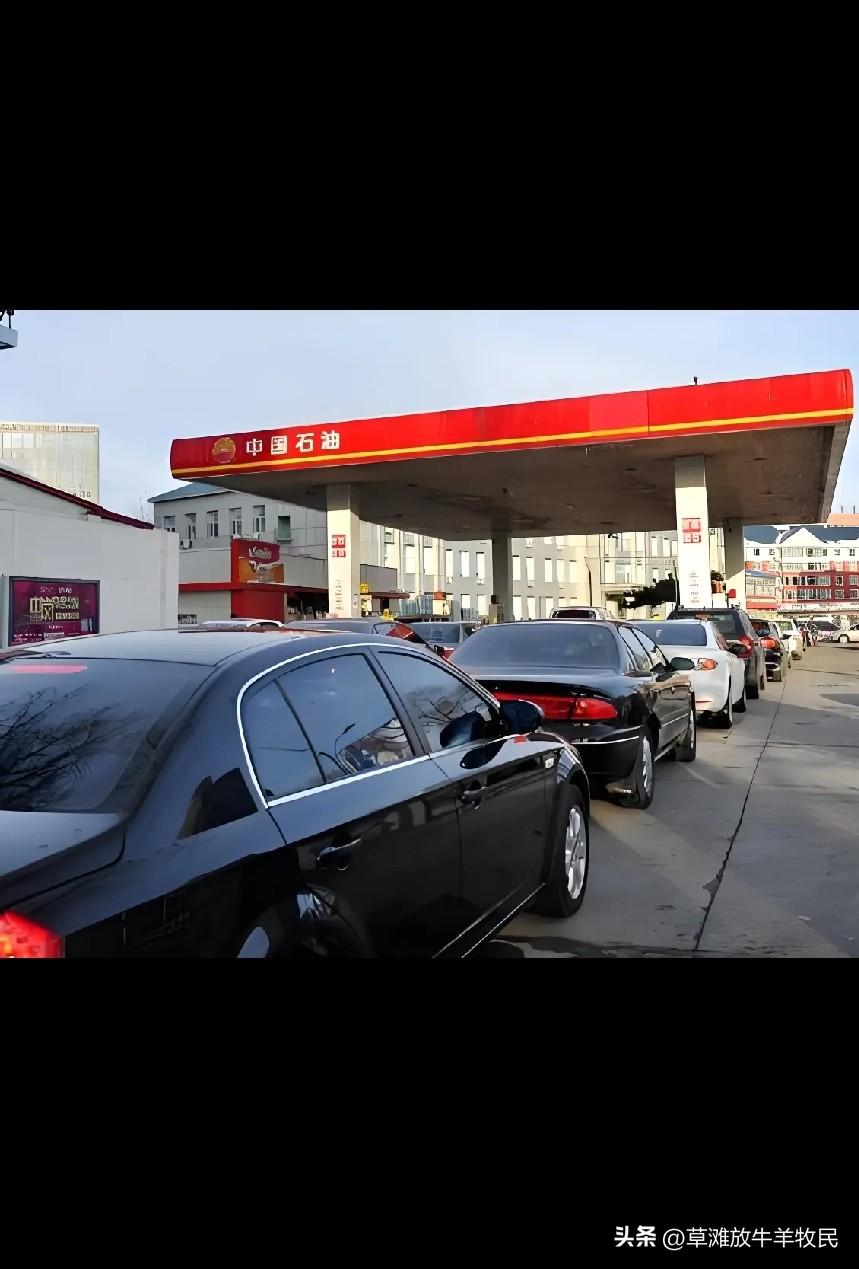 紧急！今晚24时油价大涨，排队真的能省几十块
 
今晚3月23日24时，全国油价