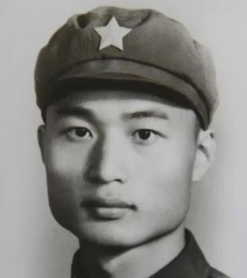 那天刘玉堤飞了第三次，油快见底，炮弹只剩不到四分之三，飞机左轮落地时吱呀一声歪了