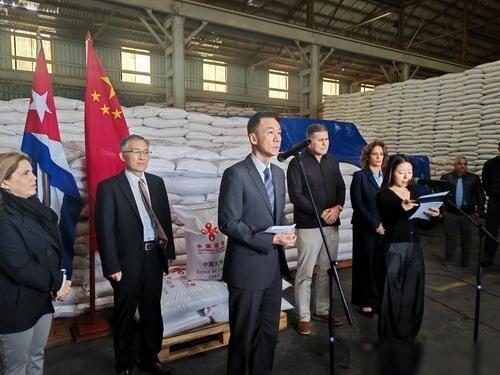 中国1.5万吨大米准时抵港，看似普通的粮食援助，却是破解美国霸权封锁网的一步好棋