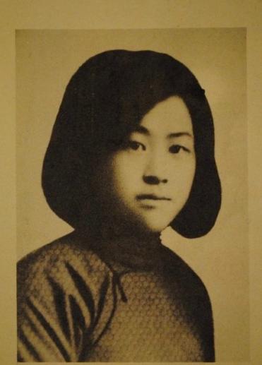 1938年3月19日，女地下党金凤英坐火车去哈尔滨，被4个特务跟踪。到站后，她不