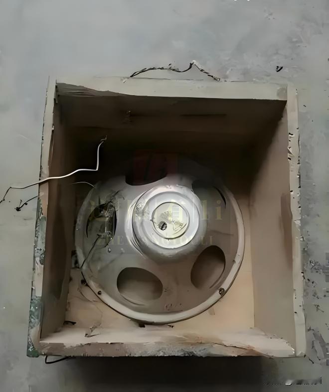 农村老物件,你家还有保留吗?
老木匣里藏着个圆滚滚的物件，外壳已经斑驳，露出几根