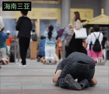 残疾拾荒摆摊男子，16年捐出百万元，大家认为他的善举，应该被评选为“感动中国人物