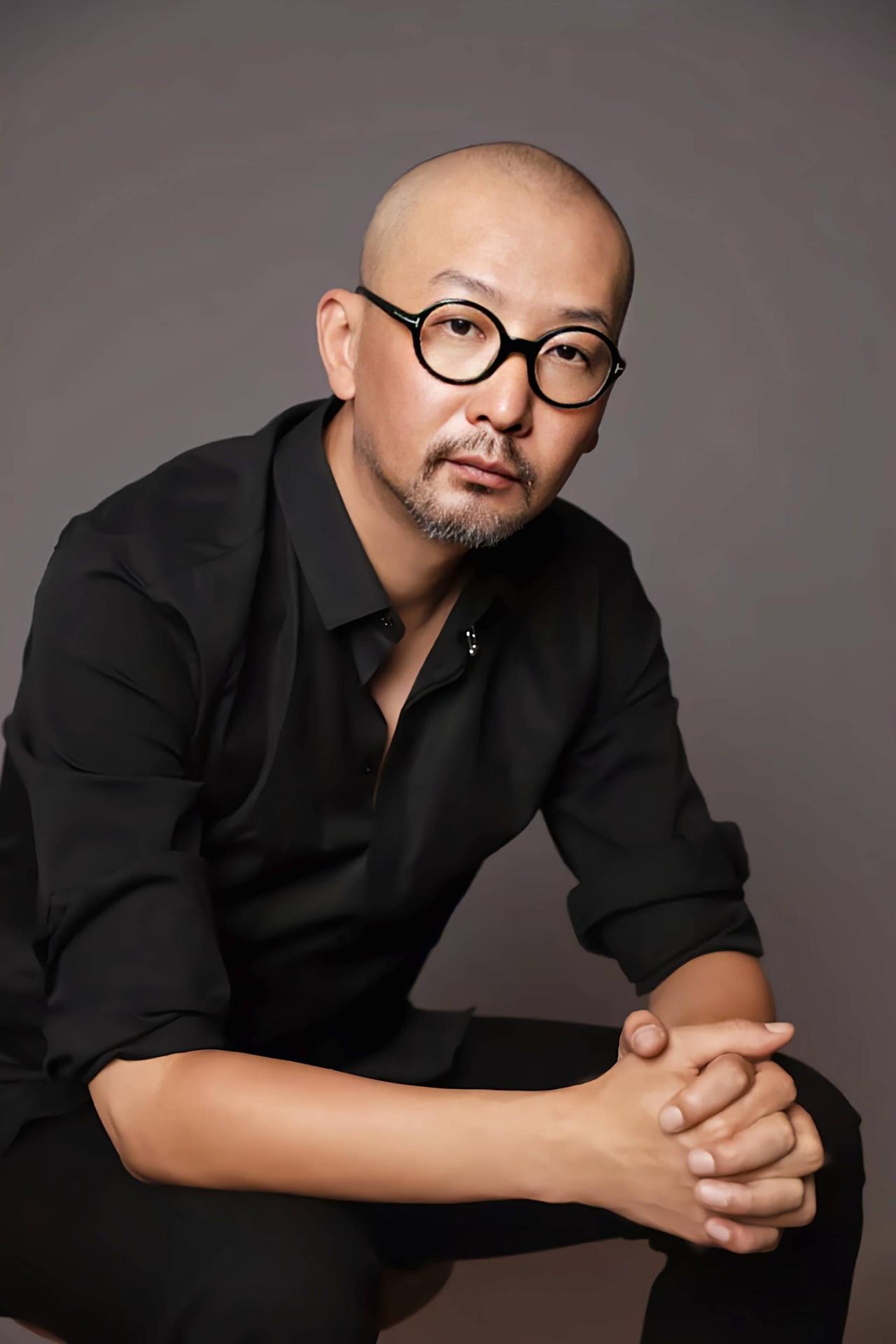 导演，管虎说，从小到大，我都是一个人，父母远在外地，管不了我，在电影学院，我也是