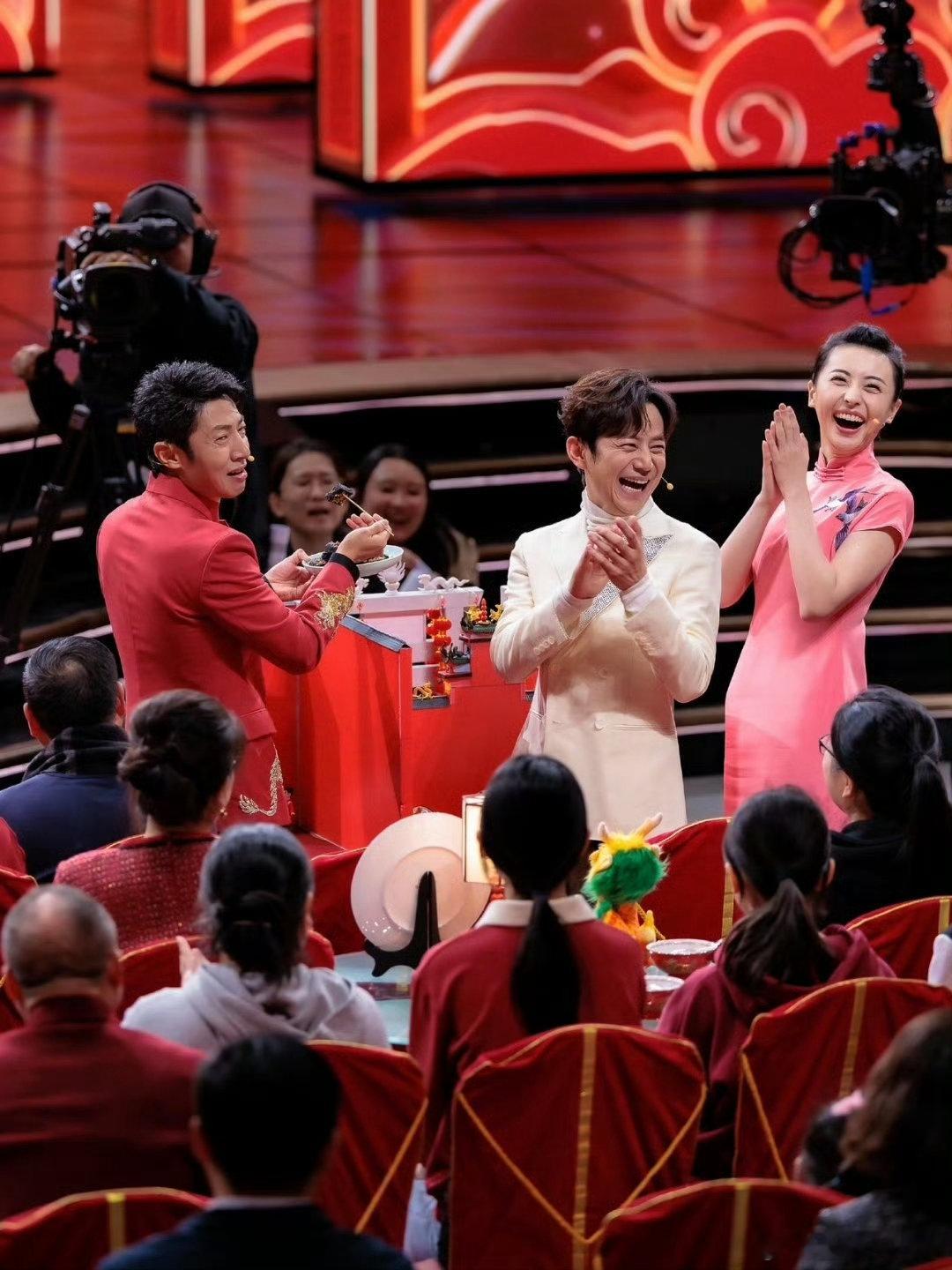 何炅印象最深的是撒贝宁模仿机器人你好星期六 回顾春晚，丁程鑫无实物转手绢，泽林懵