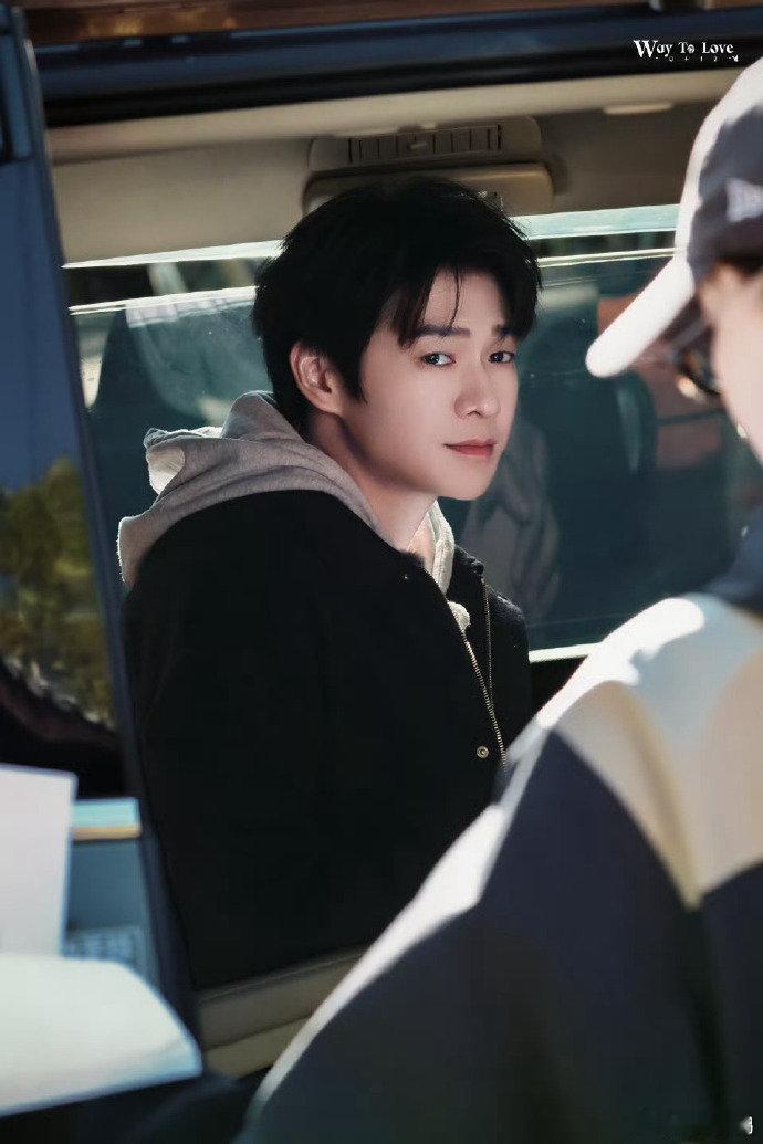 魏大勋 这是不是正经节目 魏大勋这段太有梗！一句 “这是不是正经节目” 引爆笑点