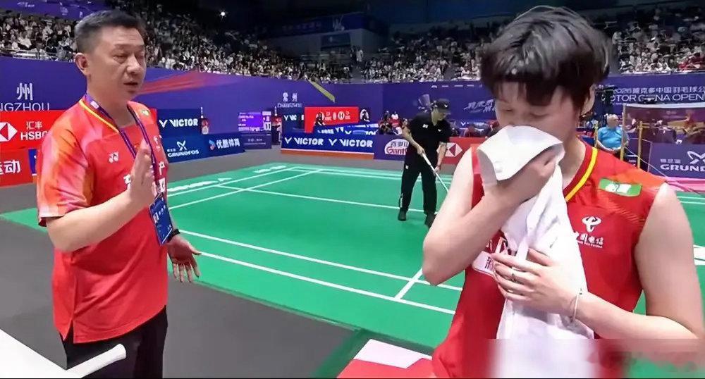 国羽一姐输了，输给排名第30位的日本选手。 陈雨菲网前球连出界，主管教练罗毅刚在